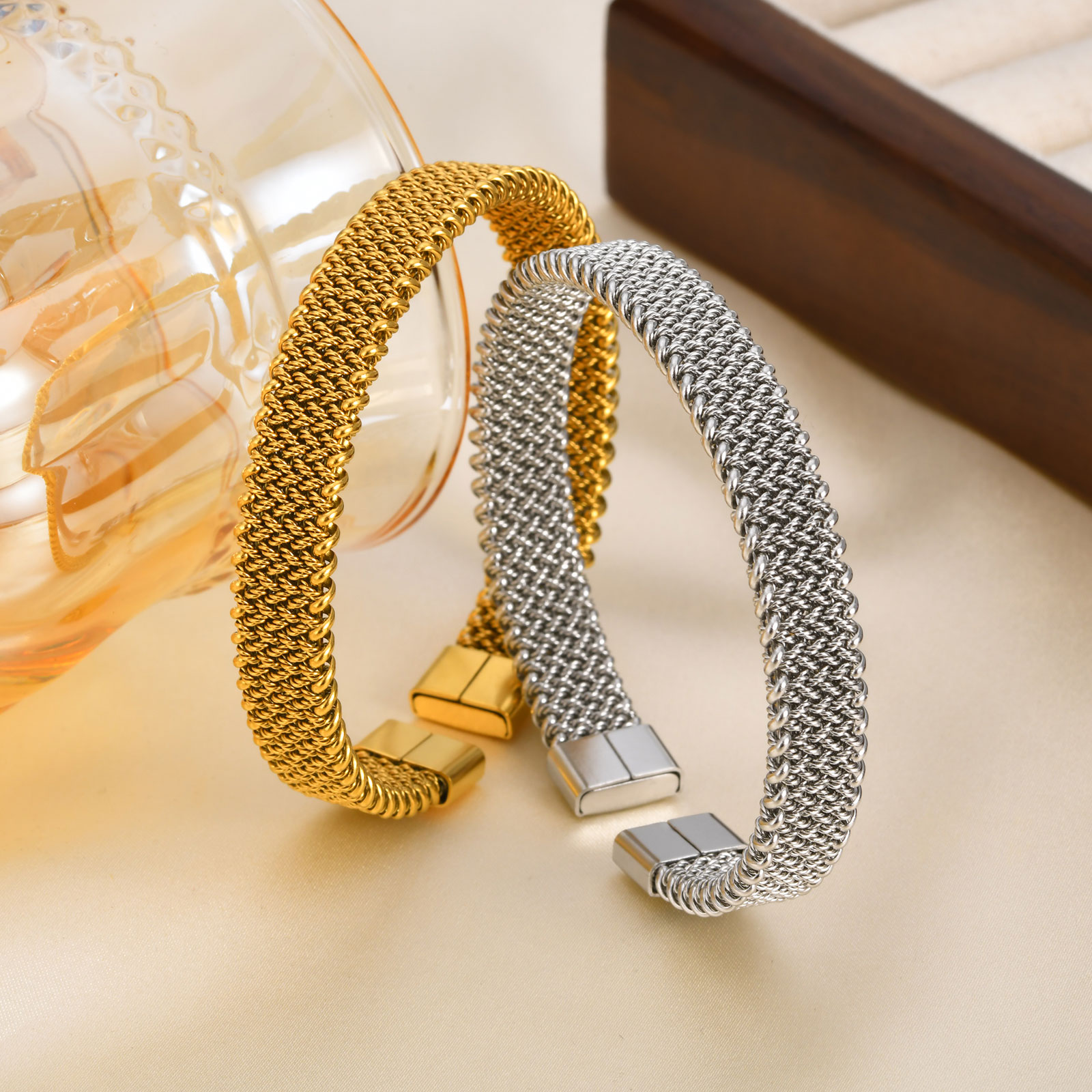 女性用ストレッチストラップ付き編組オープンブレスレット、ステ - Mesh Strap Metal のレビューと価格